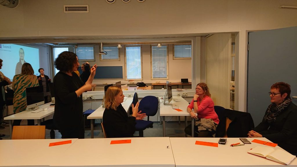 Studeranden i ett klassrum övar tolkning från talad text till teckenspråk