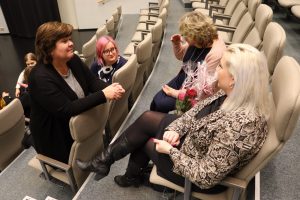 fyra kvinnor sitter i ett audiotorium och diskuteerar